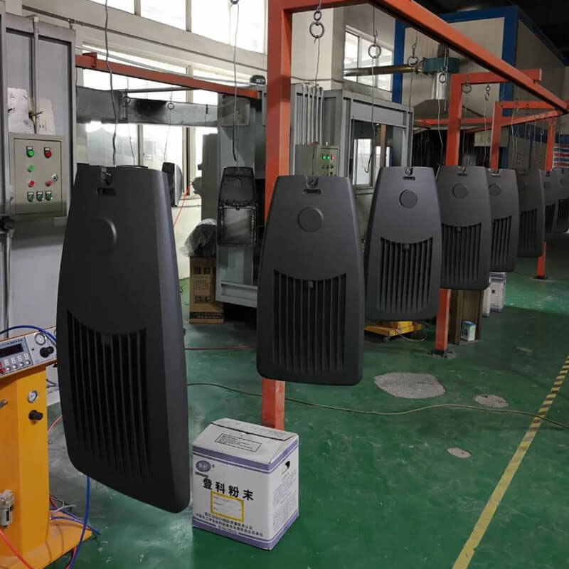 How to spray powder on LED street light housing ? So sprühen Sie Pulver auf das LED-Straßenlaternengehäuse ?